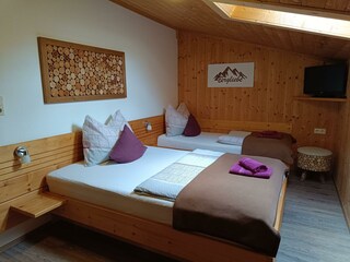 Dreibettzimmer mit Waschbecken 2