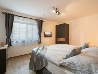 2. Schlafzimmer mit Doppelbett und Ausziehsofa