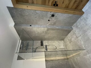 Badezimmer mit Regendusche