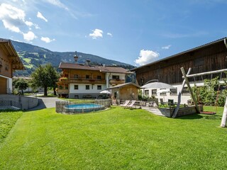 Ansicht mit Spielplatz