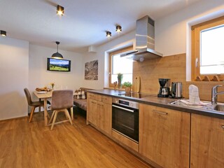 Küchenzeile mit Tisch