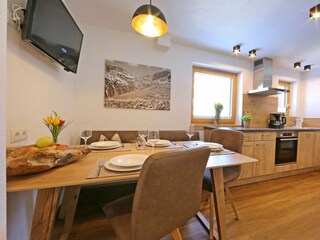 Tisch mit Küchenzeile