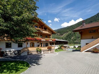 Ansicht Parkplatz mit Stall