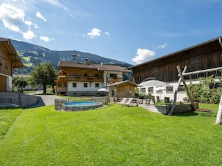 Ansicht mit Spielplatz