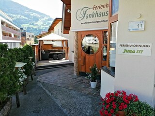 Eingagsbereich und Gartenlounge Jutta 3