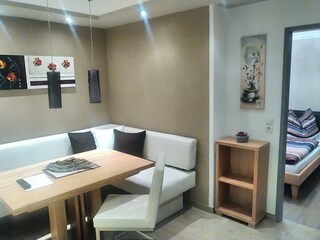 Sitzecke in Wohnküche mit Zugang zu Zimmer 1