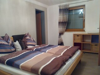 Zimmer 1 mit Durchgang zu Zimmer 2