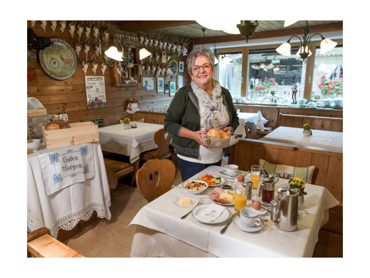 Haus_Floerl_Maria_Landstrasse_17_Ried_Frehstueckst