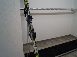 Skihalterung im Keller