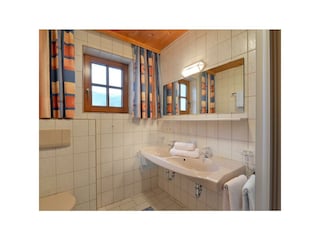 Badezimmer mit Doppelwaschbecken