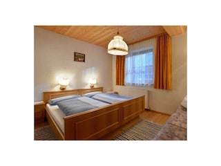 Schlafzimmer mit Doppelbett