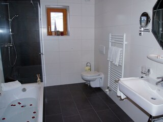 Badezimmer mit Dusche/WC und Badewanne