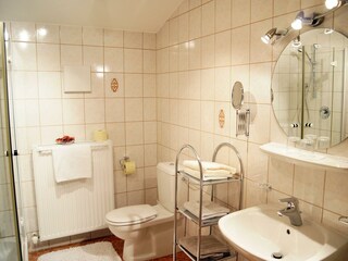 Badezimmer mit Dusche/WC
