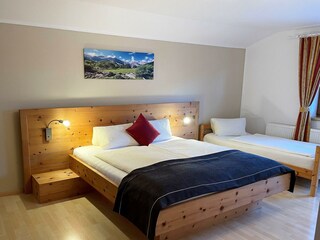 Zirbenschlafzimmer mit Zusatzbett und Dusche/WC