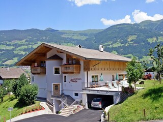 Doppelgarage und genügend Parkplätze beim Haus