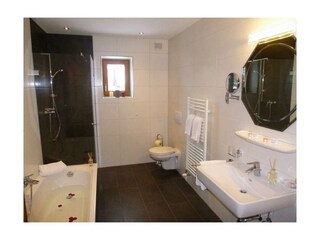 Badezimmer mit Dusche, Badewanne und Toilette