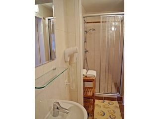 Badezimmer mit Dusche/WC