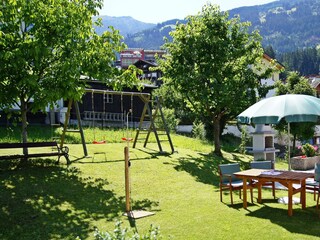 Sonnenterrasse mit Grillplatz, Kräuterecke..