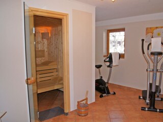 Wellnessbereich mit Sauna und Fitnessgeräten
