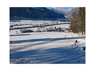 Zillertal_Bruck_holiday-home.tirol_Wiese_Rodeln_Wi