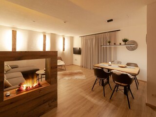 Wohn- und Essbereich am Abend