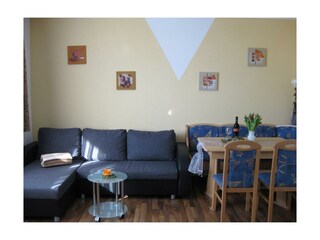 Esstisch und Sofa