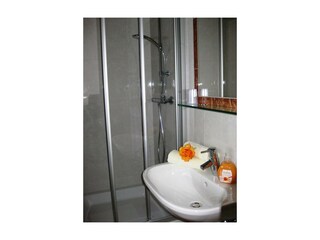 Badezimmer mit Dusche/WC