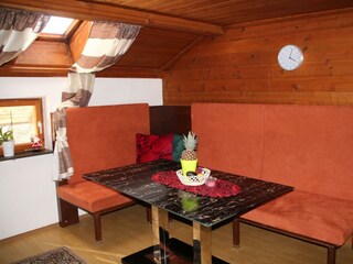 apart-ponholz_hart-im-zillertal_Wohnküche_Tisch2