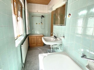 Zillertal-Stumm-Haus Imperfect-Badezimmer im Gang