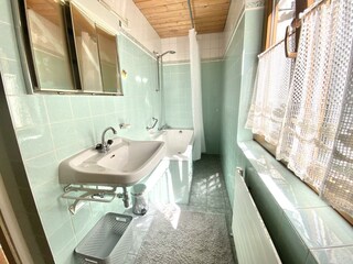 Zillertal-Stumm-Haus Imperfect-Badezimmer im Gang