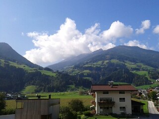 Blick vom Balkon auf Pankraz und Spieljoch