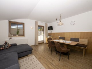 Apart Katharina Küche mit Blick auf Balkontür