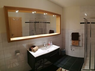 Bad mit Dusche und WC