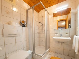 Familienzimmer mit Balkon Bad6