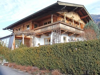 Hauser Sommer Vorderseite Balkone