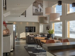 Essbereich mit Kachelofen