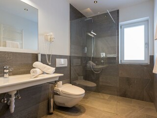 Badezimmer mit Regendusche