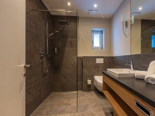 Badezimmer mit Regendusche