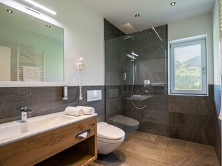 Lichtdurchflutete Badezimmer mit Regendusche