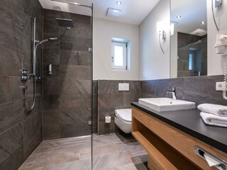 Badezimmer mit begehbarer Dusche und Komfort WC