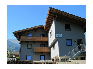 Hinten die Zillerpromenade mit Radweg