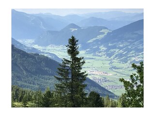 Blick von Zillertaler Höhenstrasse ins Tal