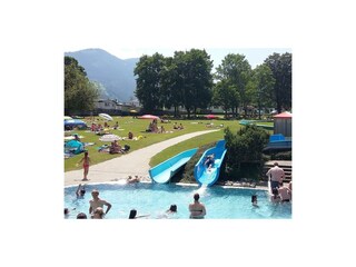Rutschen im Freibad