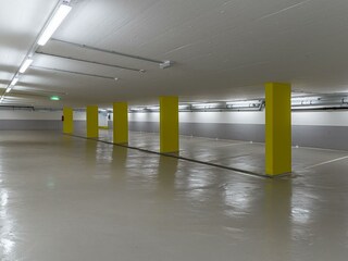 große kostenlose Tiefgarage mit E-Ladestation