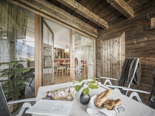 große Terrasse mit Südblick Schneerose