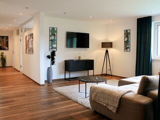 TheView_Ahorn_Wohnzimmer-Gang2