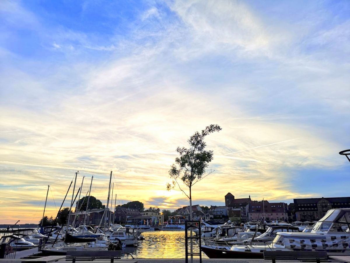 Blick zur Altstadt über Hafen von Waren