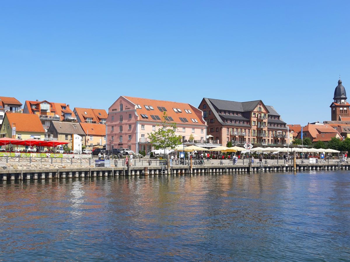 Hafen  und Promenade  von Waren