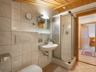 Gaestehaus_Schroll_Zillertal_Familienwohnung_Bad