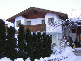 Südansicht vom Parkplatz aus.